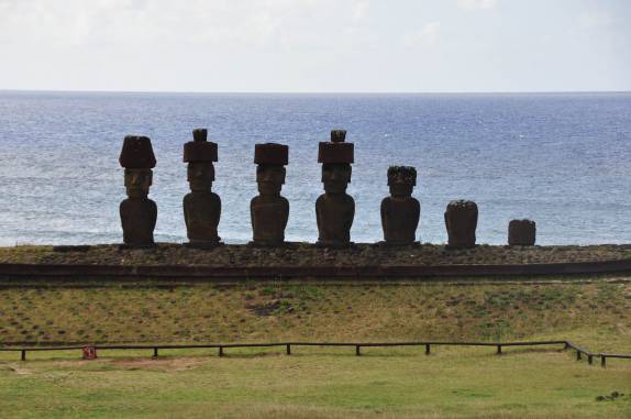 Moais na praia de Anakena, em Rapa Nui (ou Ilha de Páscoa), território chileno no meio do Oceano Pacífico